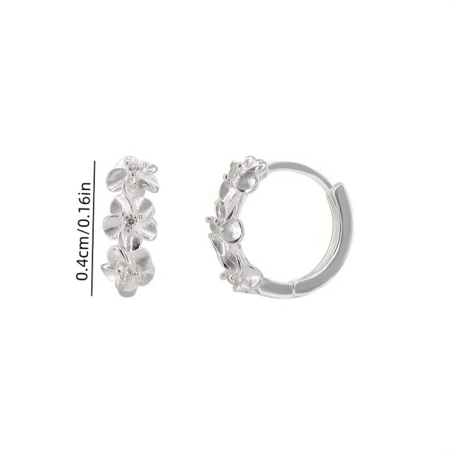 Elegantni uhani s cvetjem srebrne barve