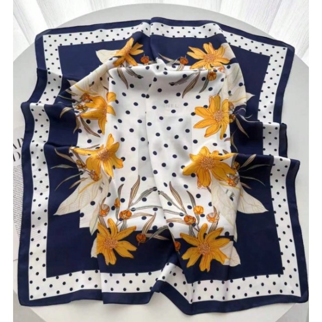 Elegantna ruta s cvetličnim motivom in pikami v modro-beli kombinaciji