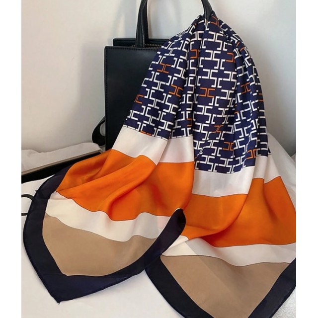 Elegantna ruta z geometrijskim vzorcem v oranžno-modri kombinaciji