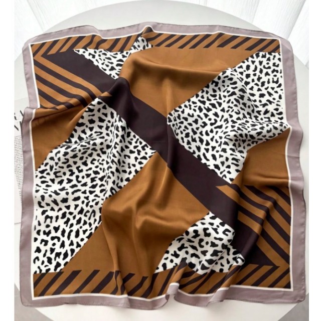 Elegantna kvadratna ruta z živalskim potiskom in rjavimi odtenki