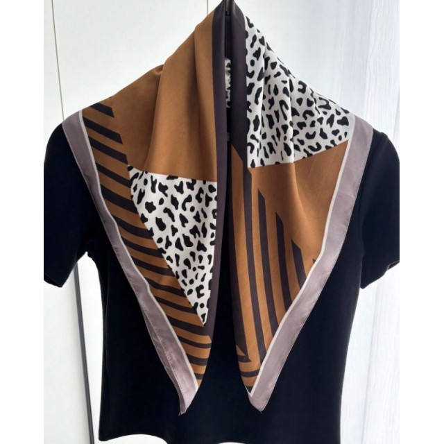 Elegantna kvadratna ruta z živalskim potiskom in rjavimi odtenki