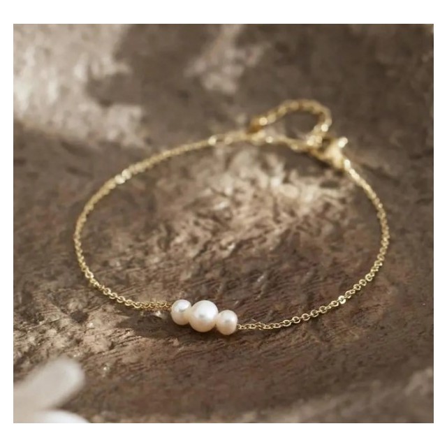 Zapestnica v elegantnem stilu s tremi perlicami