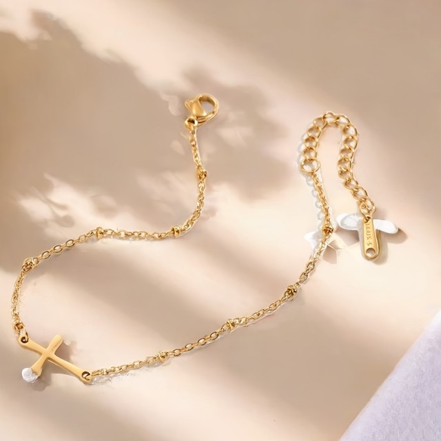 Zlata zapestnica za gleženj z obeskom križa
