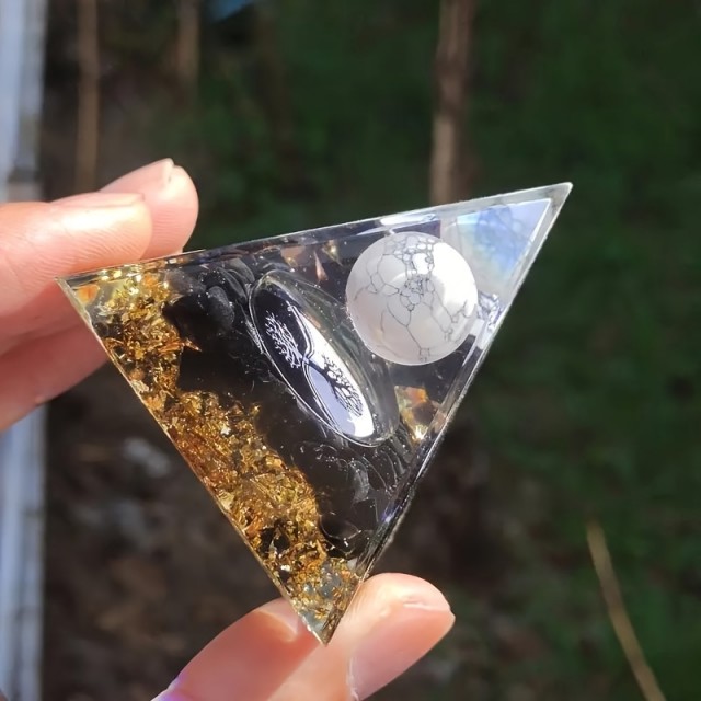 Orgonska piramida z belim howlitom in simbolom drevesa življenja 5cm