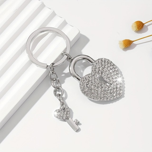 Obesek za ključe in torbico v obliki srca