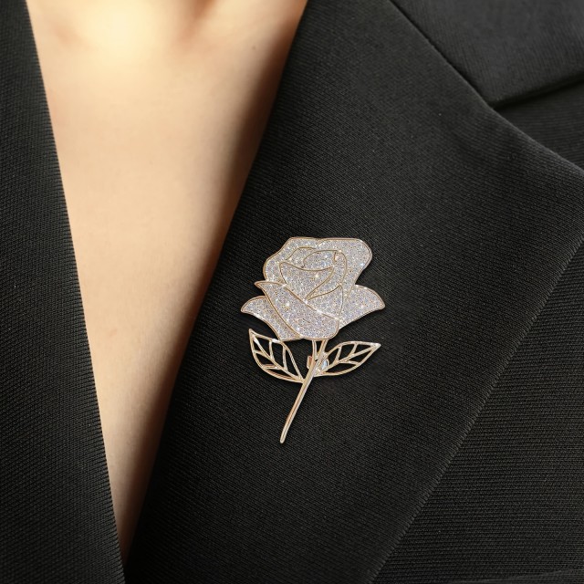 Elegantna broška z zlato vrtnico