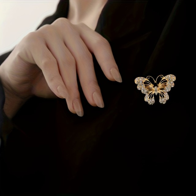 Elegantna črnozlata broška v obliki metulja