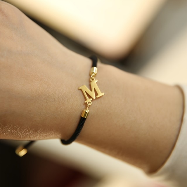 Nastavljiva zapestnica z zlato inicialko