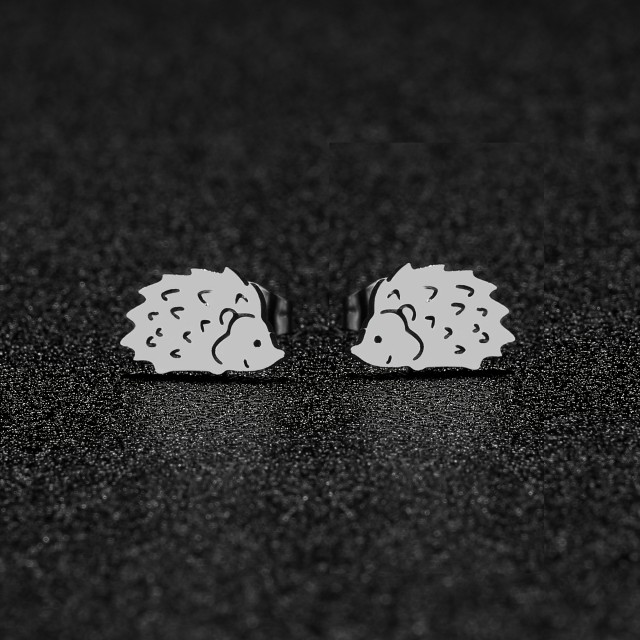 Nerjaveči uhani v srebrni barvi z motivom ježka