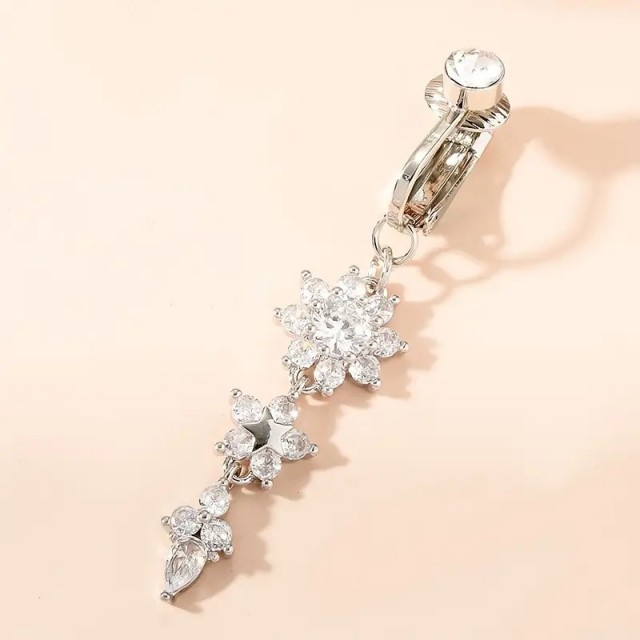 Fake piercing za popek v srebrni barvi s tremi cvetovi