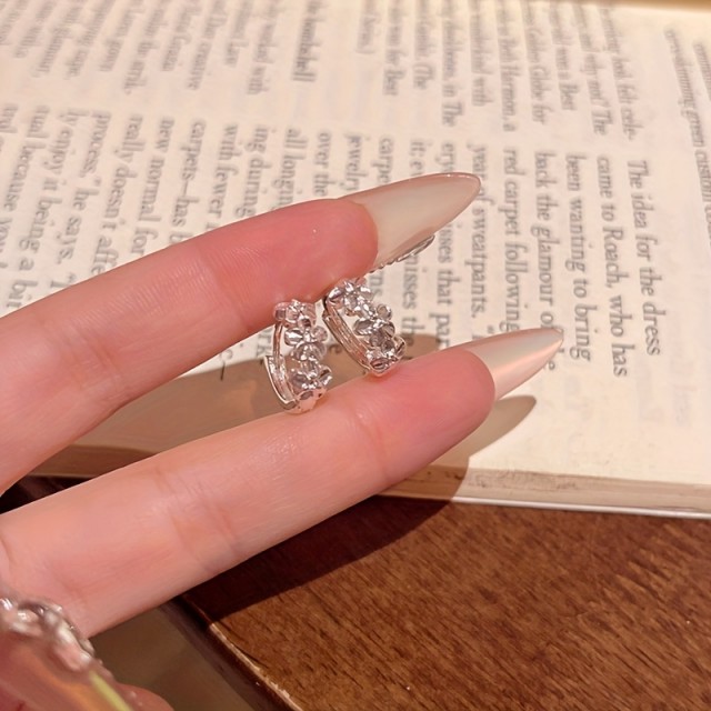 Elegantni uhani s cvetjem srebrne barve