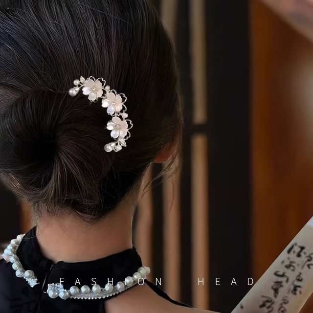 Elegantni glavnik za oblikovanje fige z rožicami