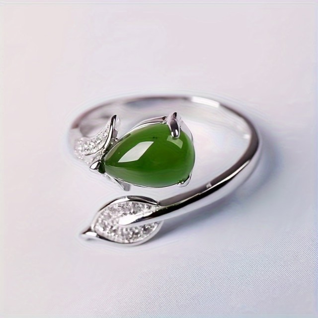 Nastavljiv eleganten prstan z zelenim kamnom – listni dizajn