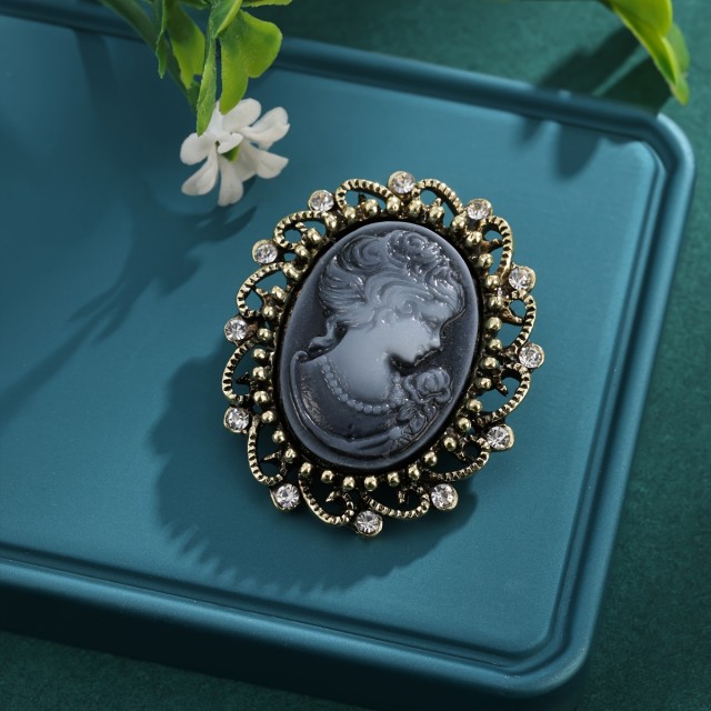 Elegantna broška v viktorijanskem slogu več barv 