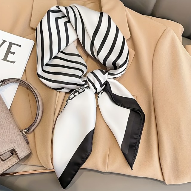 Elegantna črno-bela ruta z verižnim detajlom