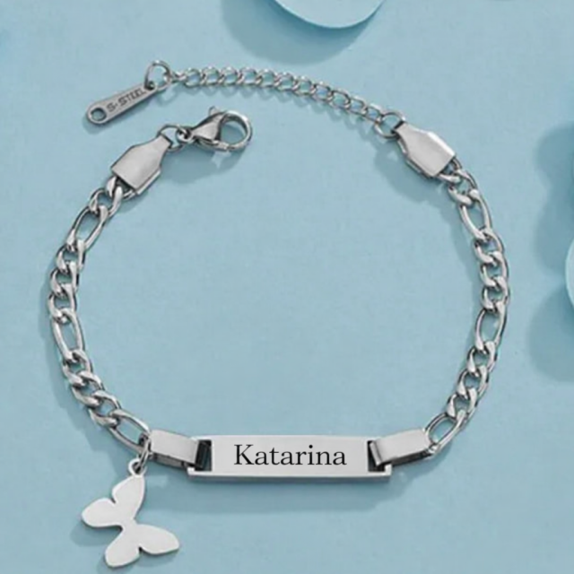 Personalizirana zapestnica z obeskom metuljčka in osebno gravuro 