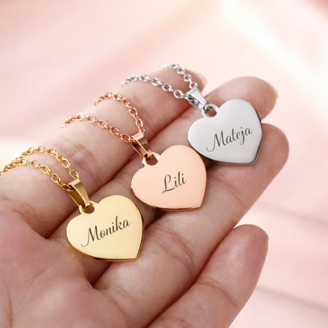 Personalizirana ogrlica s srcem in gravuro po želji