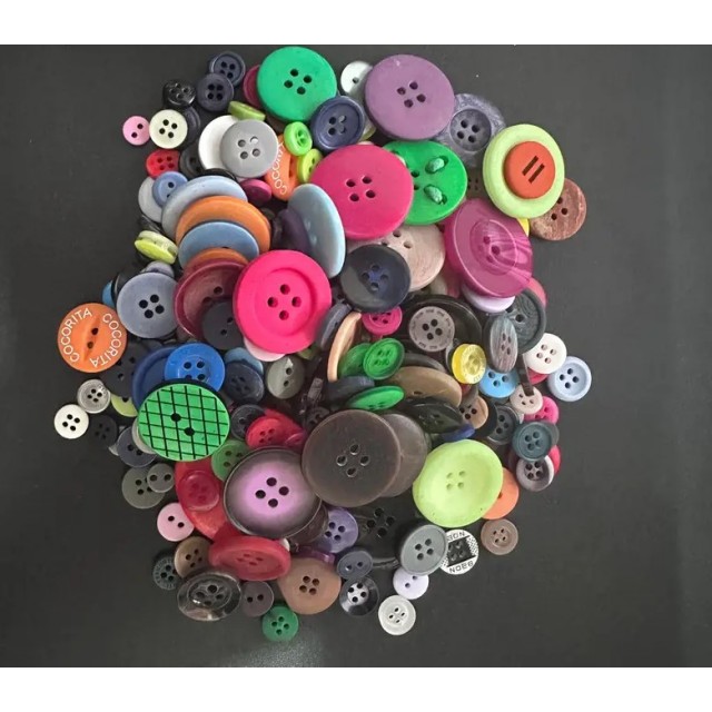 60 kosov gumbov različne barve in velikosti