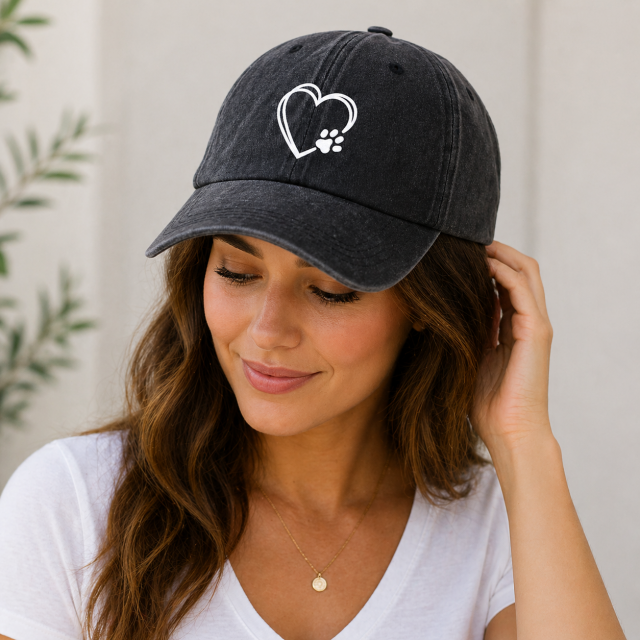 Prisrčna kapa s šiltom s tačko in srcem 2 barvi