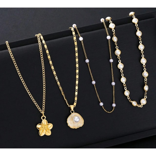 Eleganten komplet ogrlic v zlati barvi s školjko in rožico