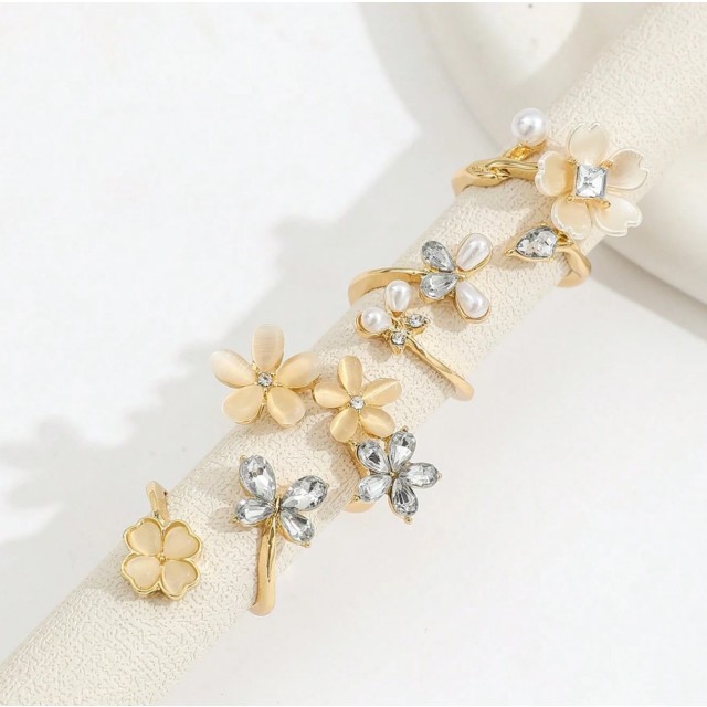 4 delni set prstanov z bež rožicami 