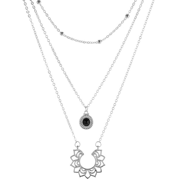 Tridelna verižica srebrne barve s črnim kamenčkom