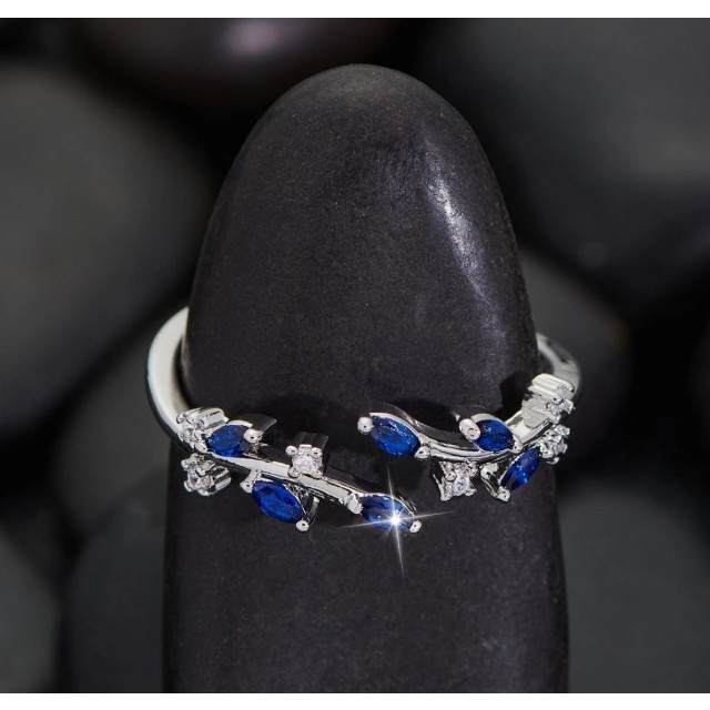 Nastavljiv prstan z modrimi cirkoni