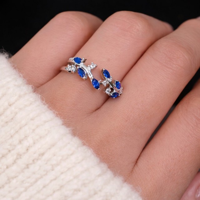 Nastavljiv prstan z modrimi cirkoni