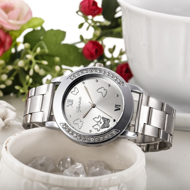 Modna kovinska ura srebrne barve + GRATIS orodje za krajšanje paščka