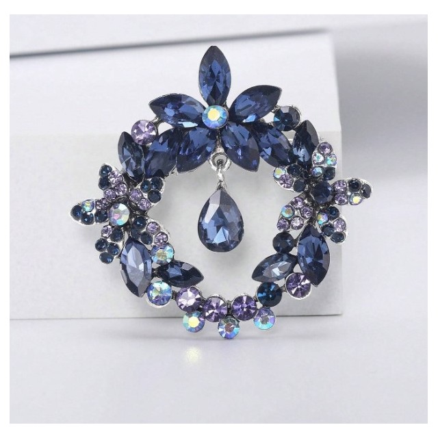 Okrogla broška z modrimi kristali