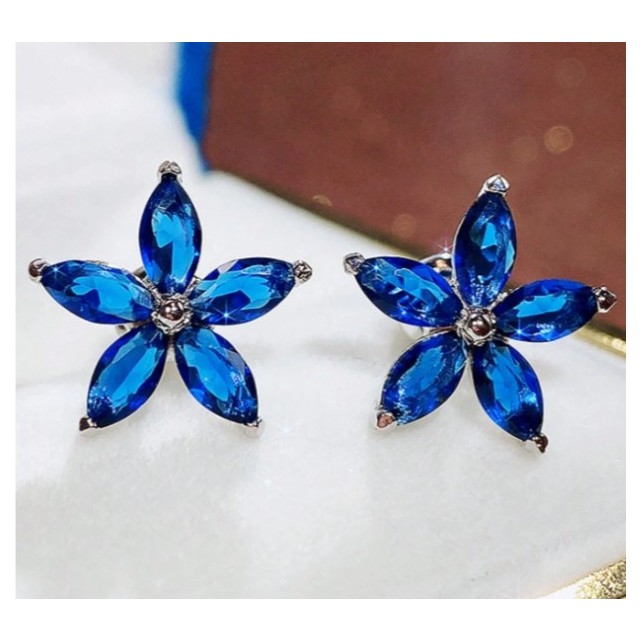 Ljubki vtični uhani v modri barvi rožice