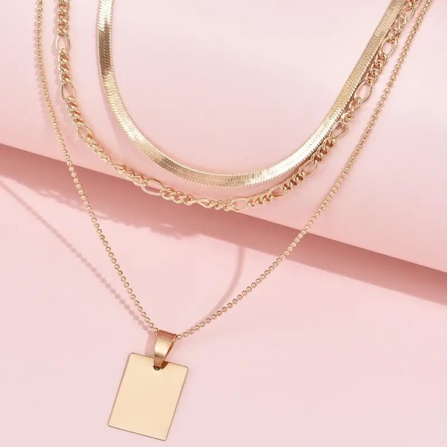 Večslojna verižica s ploščico zlate barve 