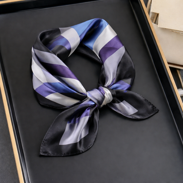 Elegantna kvadratna ruta z geo potiskom sivo-modre barve