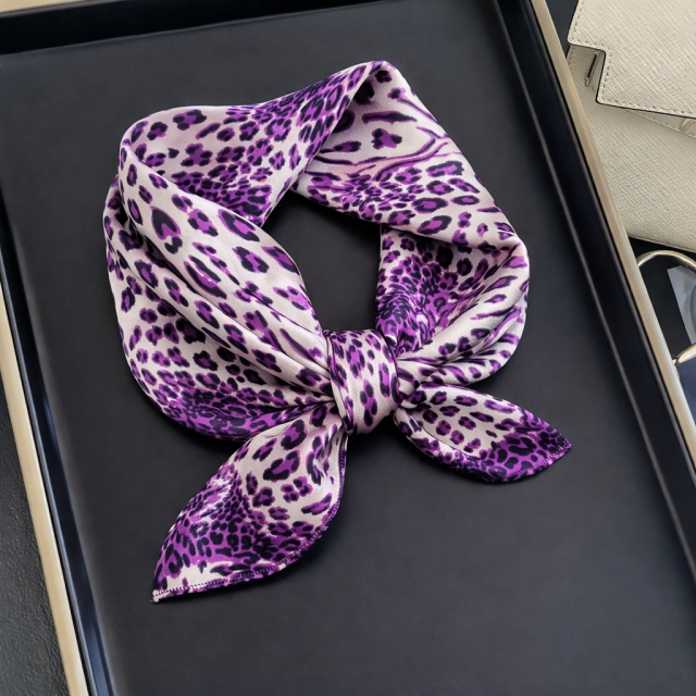 Elegantna kvadratna ruta s tigrastim potiskom vijola barve