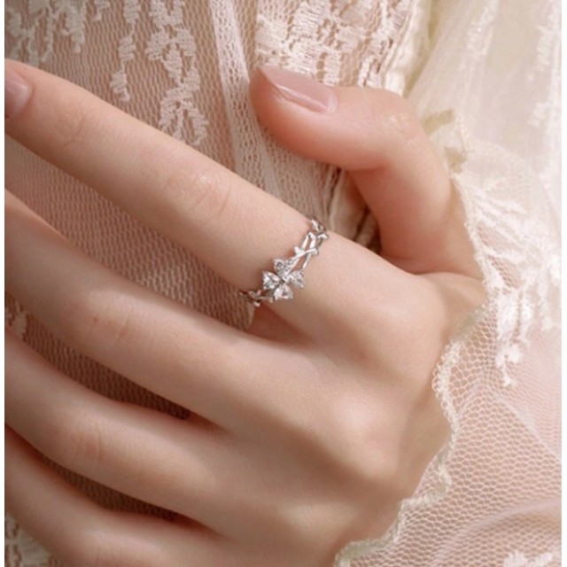 Nastavljiv prstan v srebrni barvi s štiriperesno deteljico