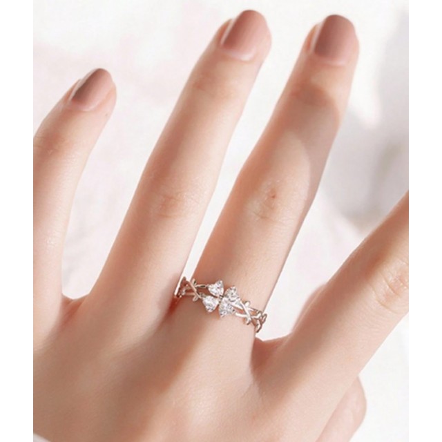 Nastavljiv prstan v srebrni barvi s štiriperesno deteljico