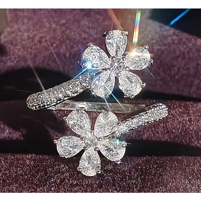 Nastavljiv prstan sijoči rožici srebrne barve