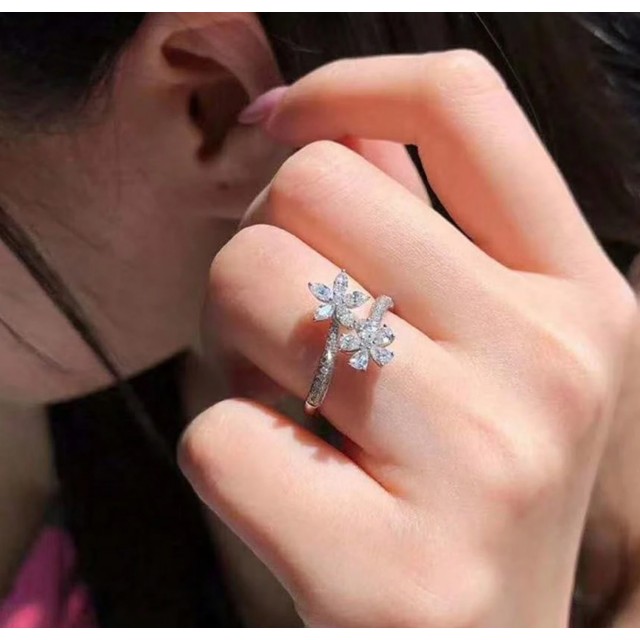 Nastavljiv prstan sijoči rožici srebrne barve