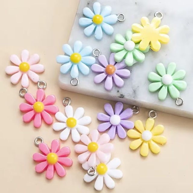 Obeski v obliki marjetic za izdelavo nakita 7 kosov 