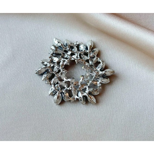 Elegantna okrogla broška z modrimi kristalčki