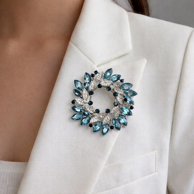 Elegantna okrogla broška z modrimi kristalčki