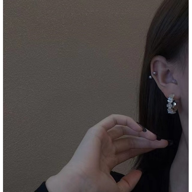 Elegantni okrogli uhani z rožicami