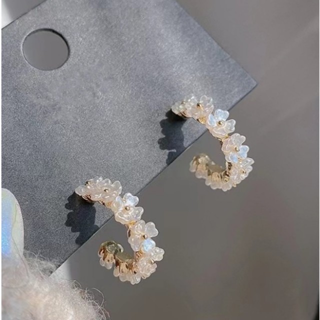 Elegantni okrogli uhani z rožicami