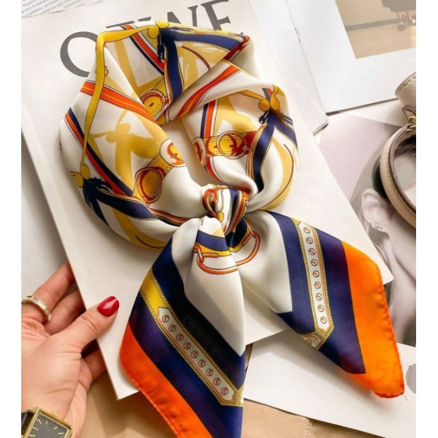 Elegantna ruta z verižnim motivom v oranžno-modri kombinaciji