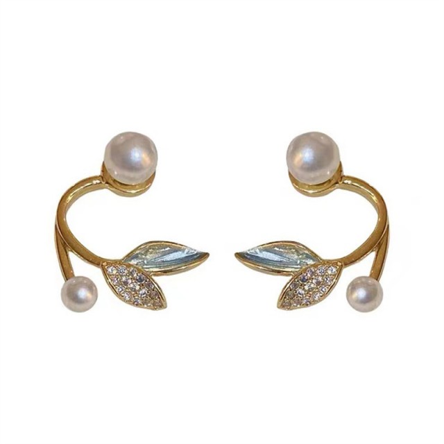 Uhani z listkom in perlico