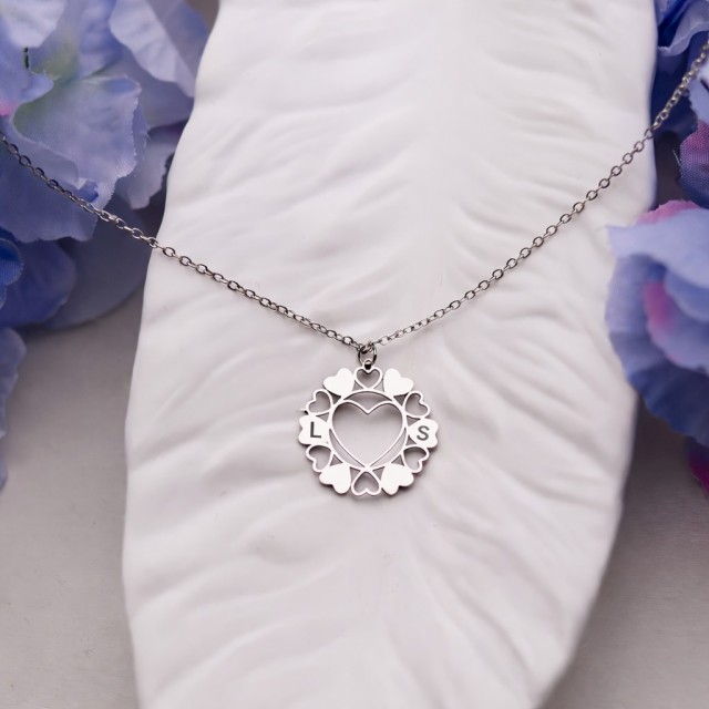 Personalizirana ogrlica s srčki v krogu – gravura inicialk