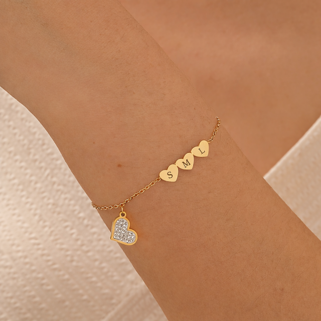 Personalizirana zapestnica s tremi srci in gravuro po želji 