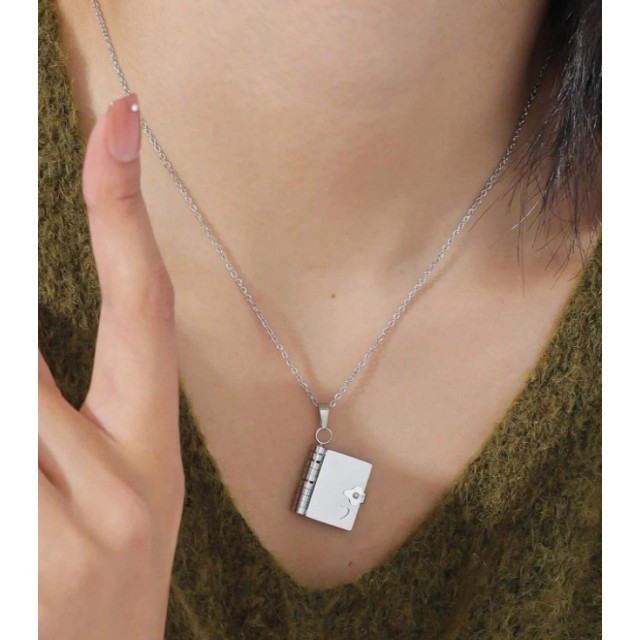 Personalizirana ogrlica s knjigo in gravuro po želji v 3 barvah