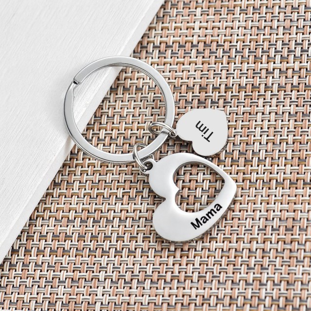 Personaliziran obesek za ključe z dvojnim srcem in gravuro po želji