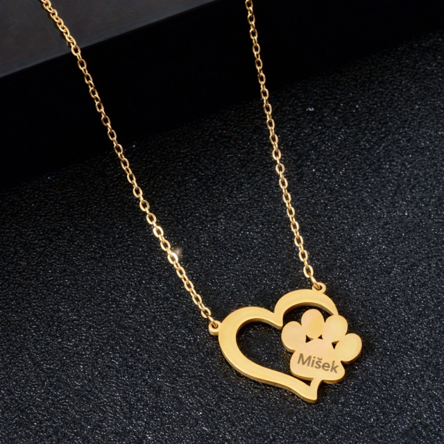 Personalizirana ogrlica z obeskom srca in tačke ter lastno gravuro 